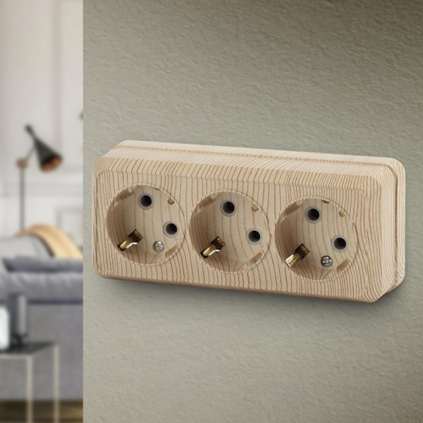 Розетка Intro Quadro 2-206-11 с заземлением трехместная 3х2P+E, 16А-250В, IP20, ОУ, сосна