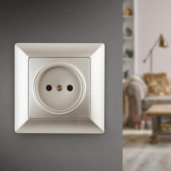Розетка Intro Solo 4-201-04 без заземления 2P, 16А-250В, IP20, СУ, шампань