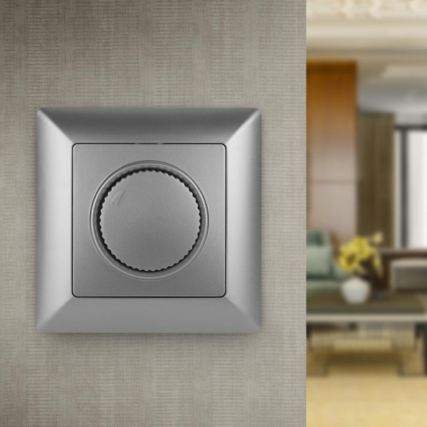 Светорегулятор Intro Solo 4-401-03 поворотный, 600Вт 230В, IP20, СУ, алюминий