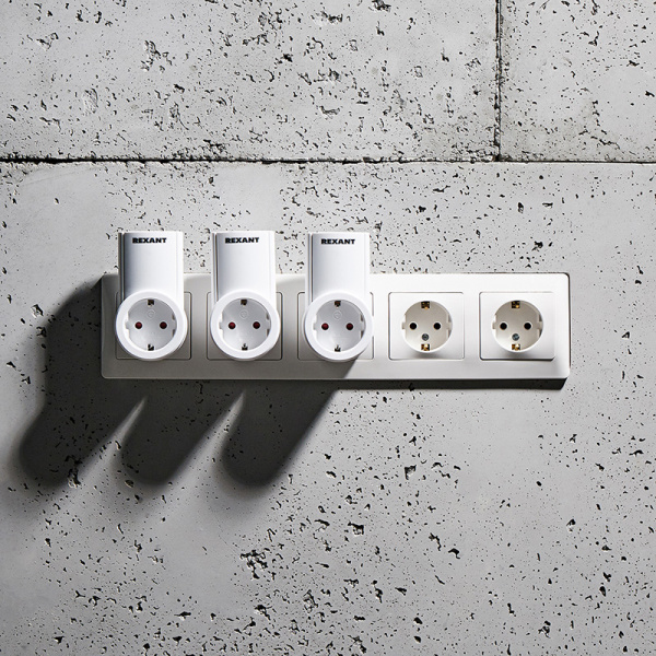 Радиоуправляемая  розетка c пультом RX-003 (один пульт, три розетки) 10А/30м REXANT