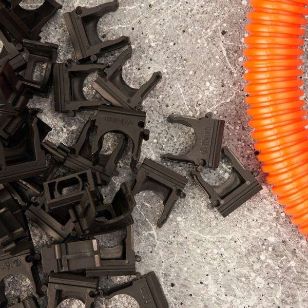 Крепеж-клипса для трубы ø16мм, черная (100 шт/уп) REXANT