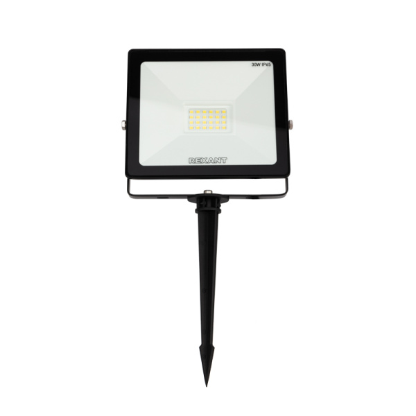 Прожектор светодиодный 30 Вт 200–260 В IP65 2400 Лм 6500 K, холодный свет REXANT + опора на грунте 605-100