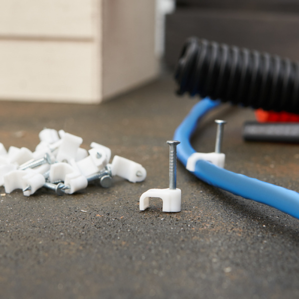 Крепеж кабеля плоский 6 х 4 мм, белый (упак. 20 шт)  REXANT 