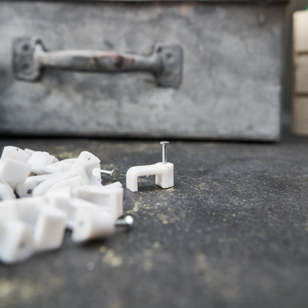 Крепеж кабеля плоский 12 х 6 мм, белый (упак. 50 шт)  REXANT