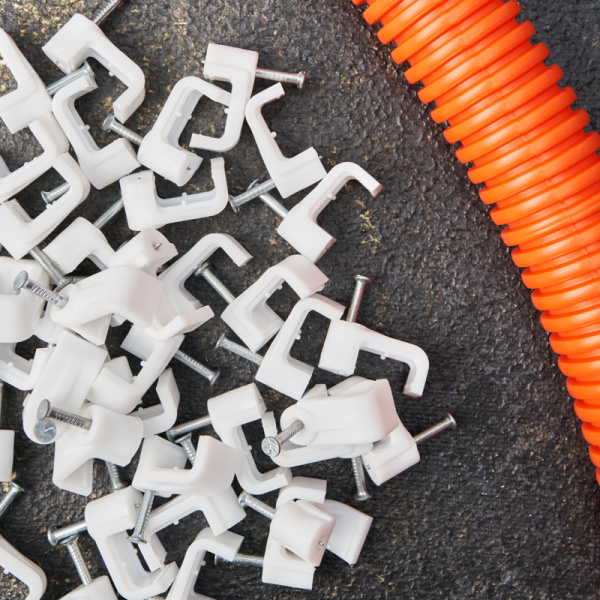 Крепеж кабеля плоский 12 х 6 мм, белый (упак. 50 шт)  REXANT