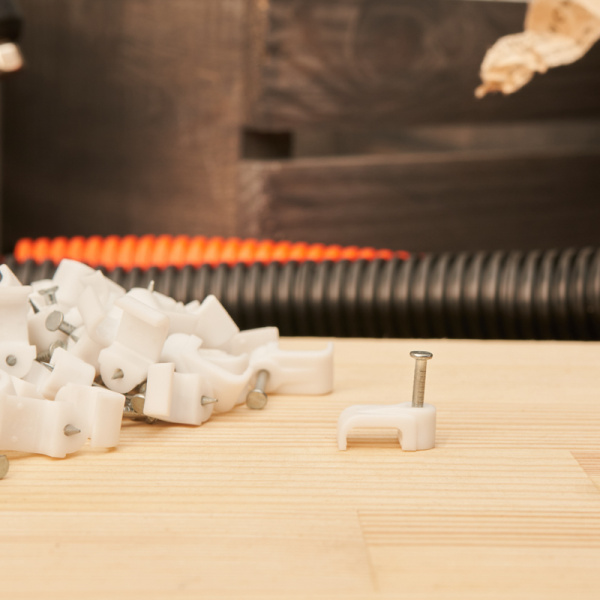 Крепеж кабеля плоский 10 х 4 мм, белый (упак. 50 шт)  REXANT