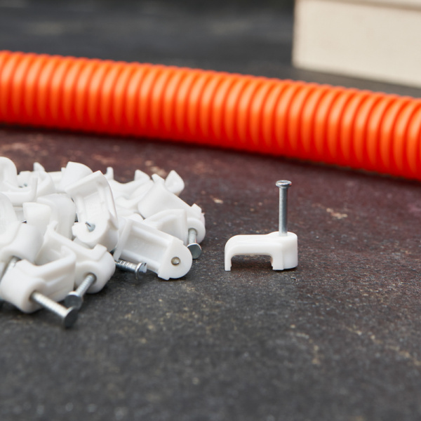 Крепеж кабеля плоский 10 х 3 мм, белый (упак. 50 шт)  REXANT