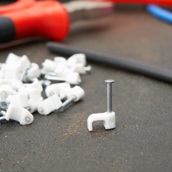 Крепеж кабеля плоский 6 х 4 мм, белый (упак. 50 шт)  REXANT