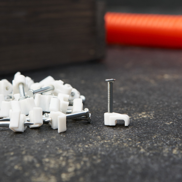 Крепеж кабеля плоский 4 х 2 мм, белый (упак. 50 шт)  REXANT