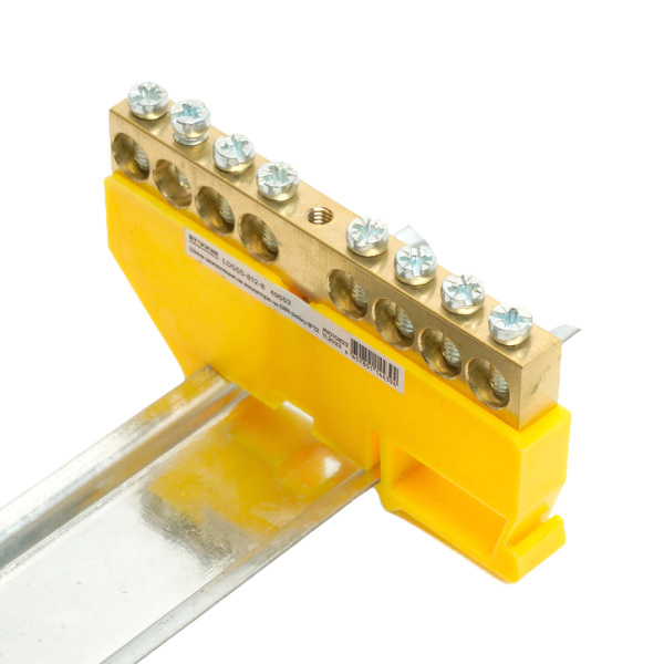 Шина "PE" STEKKER на изоляторе 8*12 на DIN-рейку 8 выводов, желтый, LD555-812-8