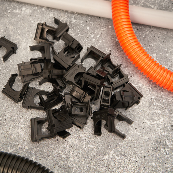 Крепеж-клипса для трубы ø20мм, черная (100 шт/уп) REXANT