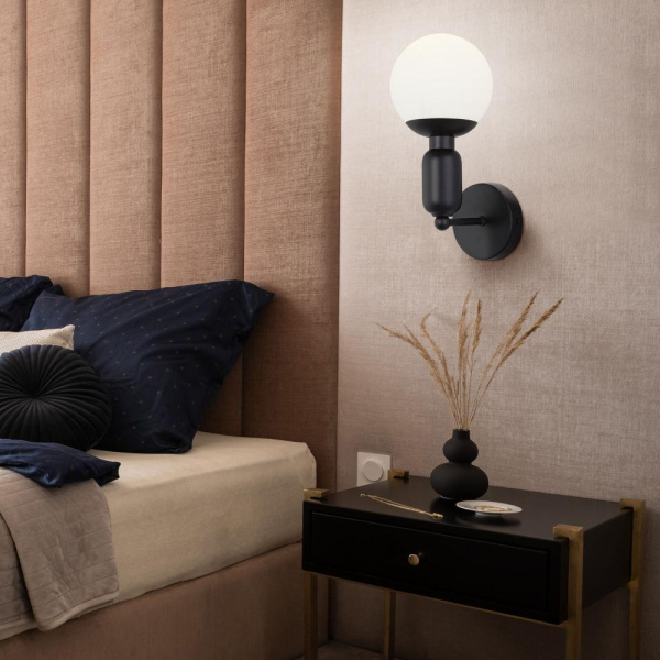 Настенный светильник со стеклянным плафоном 50251/1 черный