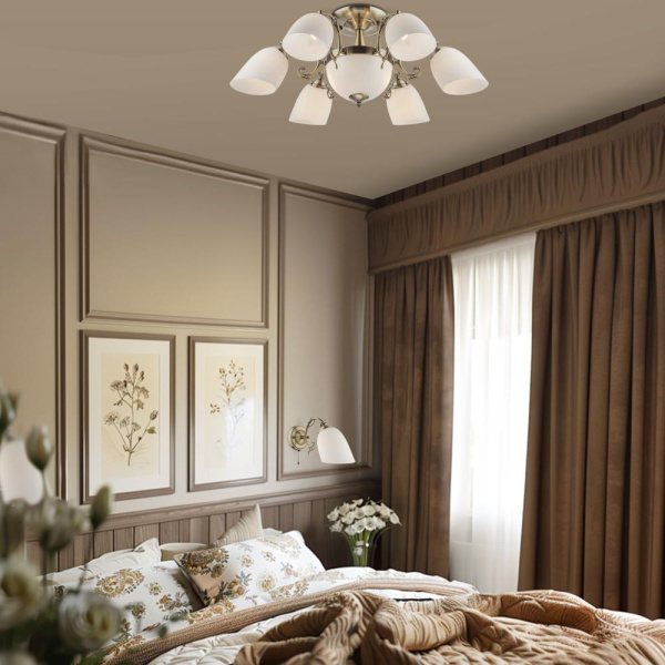 Настенный светильник со стеклянным плафоном 22010/1 античная бронза