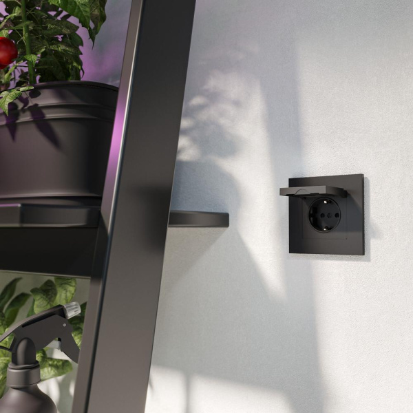 Розетка влагозащ. с зазем. с защит. крышкой и шторками N (черный матовый) W1171208