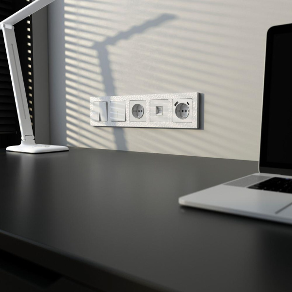 Рамка на 5 постов (белый) W0052401