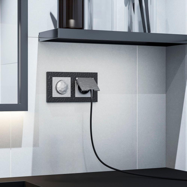 Розетка влагозащ. с зазем. с защит. крышкой и шторками (серебряный) W1271206