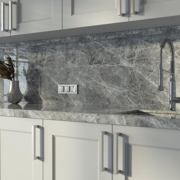 Розетка влагозащ. с зазем. с защит. крышкой и шторками (серебряный) W1271206