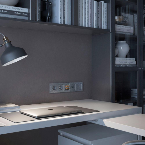 Розетка с заземлением и шторками (серебряный) W1271106