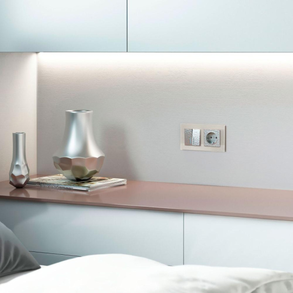 Розетка с заземлением и шторками (серебряный) W1271106