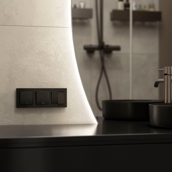 Розетка влагозащ. с зазем. с защит. крышкой и шторками (черный) W1271208