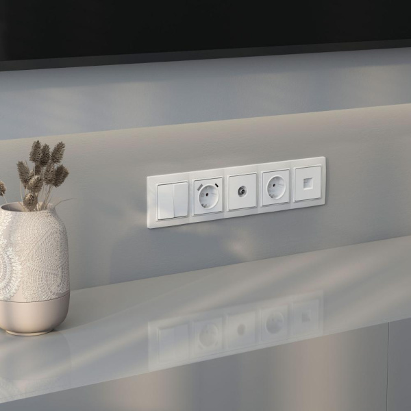 Рамка на 5 постов (белый, basic) W0052001