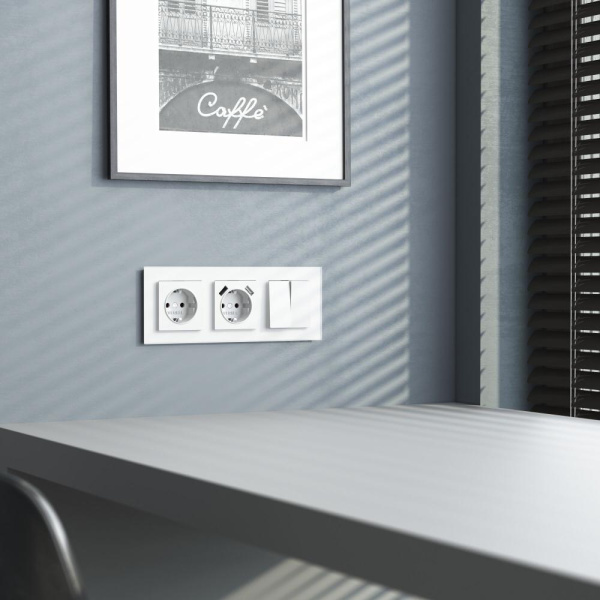 Рамка на 3 поста (белый матовый) W0031105