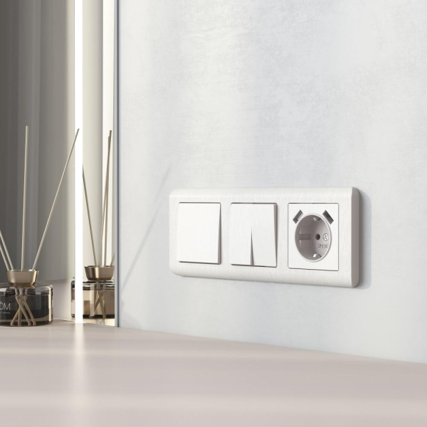 Рамка на 3 поста (перламутровый) W0032113