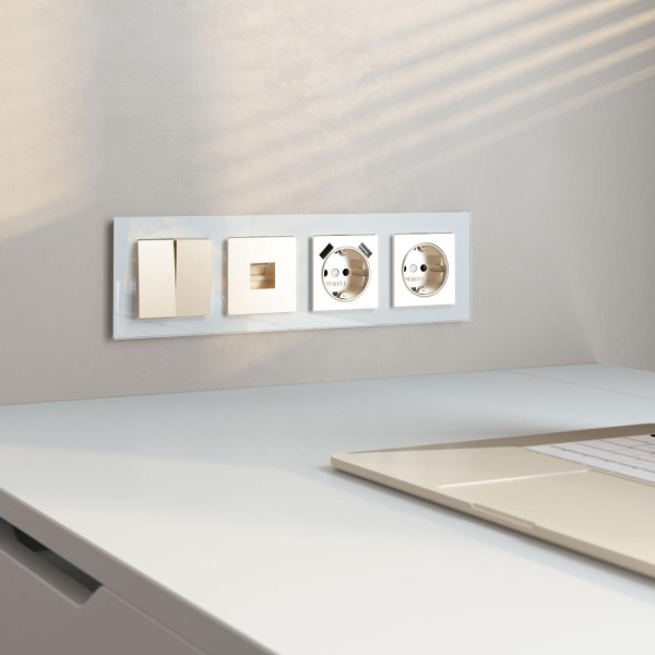 Рамка на 4 поста (белый, стекло) W0041101