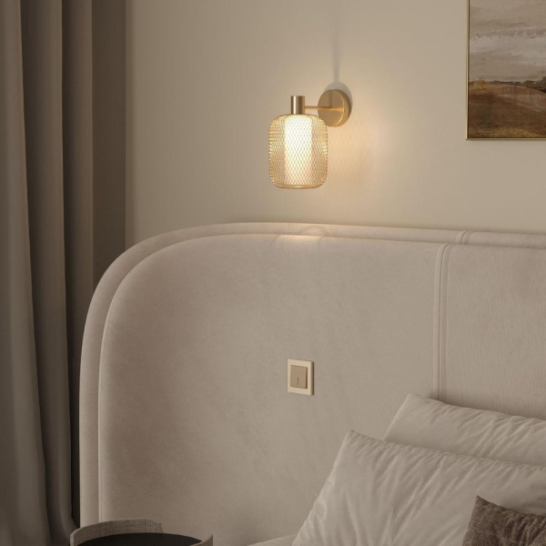 Настенный светильник с металлическим абажуром и стеклянным плафоном 30192/1 золото