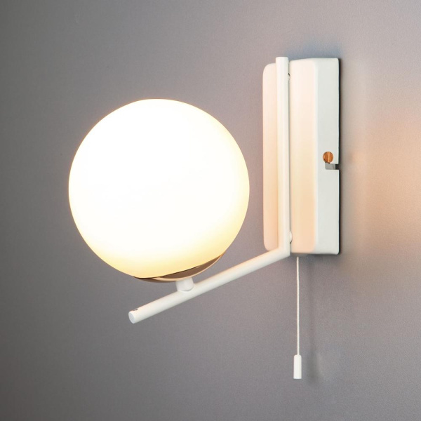 Настенный светильник со стеклянным плафоном 70092/1 белый