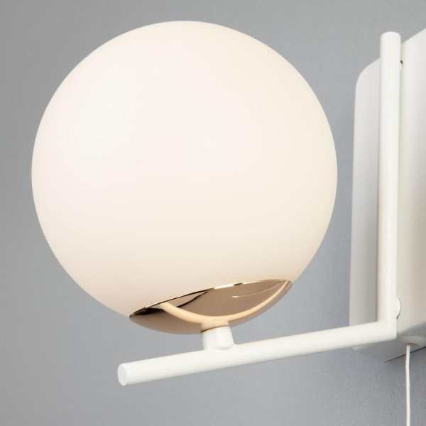 Настенный светильник со стеклянным плафоном 70092/1 белый