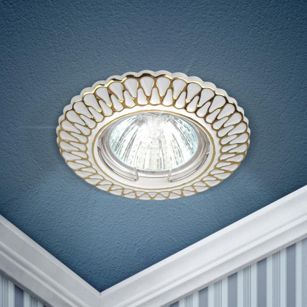 ST4 GD/WH Светильник ЭРА штампованный MR16,12V/220V, 50W белый/золото (100/2800)