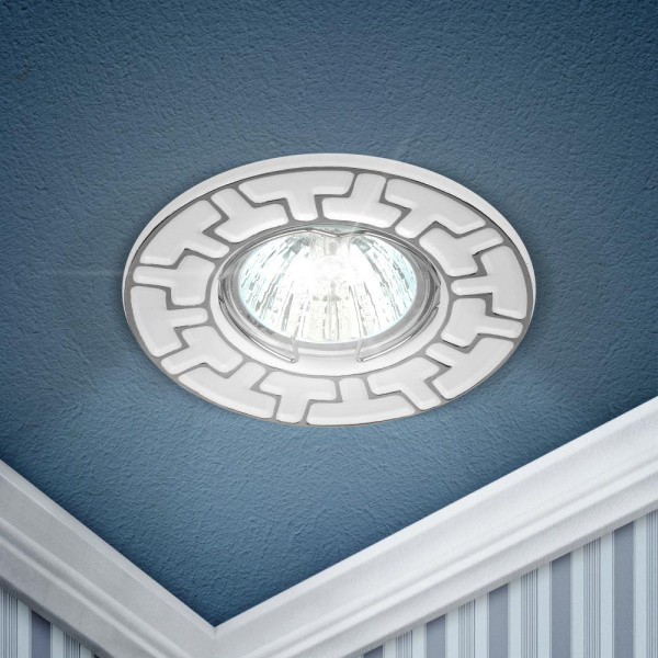 ST5 CH/WH Светильник ЭРА штампованный MR16,12V/220V, 50W белый/хром (100/2800)