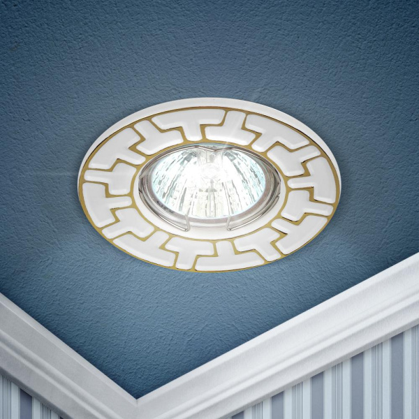 ST5 GD/WH Светильник ЭРА штампованный MR16,12V/220V, 50W белый/золото (100/2800)