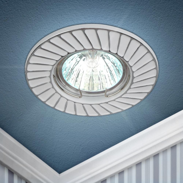 ST6 CH/WH Светильник ЭРА штампованный MR16,12V/220V, 50W белый/хром (100/2800)