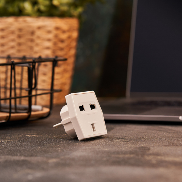 Адаптер сетевой (переходник) универсальный на евровилку F/C2 «Квадрат» 10А б/з белый PROconnect