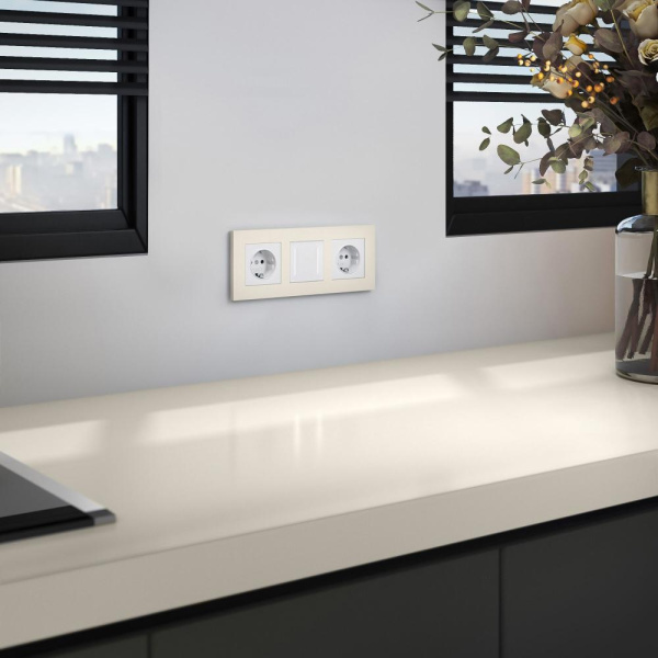 Рамка на 3 поста Slab (айвори софт) W0032962