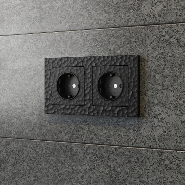 Розетка с заземлением и шторками (черный) W1271108