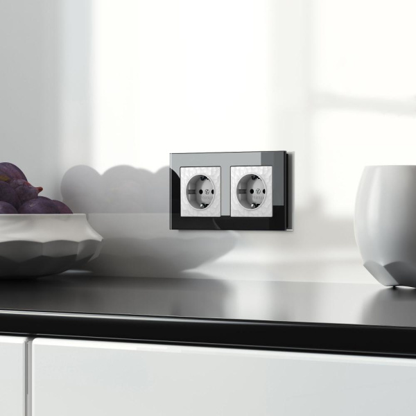 Розетка с заземлением и шторками (белый) W1271101