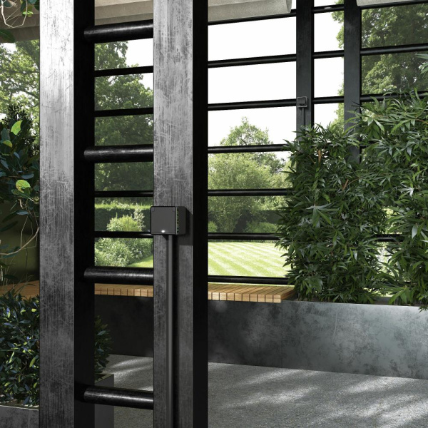 Розетка влагозащ. с зазем. с защит. крышкой и шторками Gallant (черный/хром) W5071235