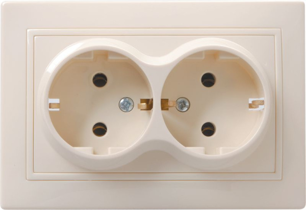 Розетка 2-местная РС12-3-Км с заземляющим контактом без защитной шторки 16А керамика КВАРТА кремовый IEK