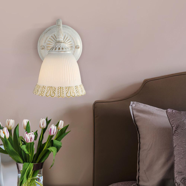 Настенный светильник со стеклянным плафоном 60107/1 белый с золотом