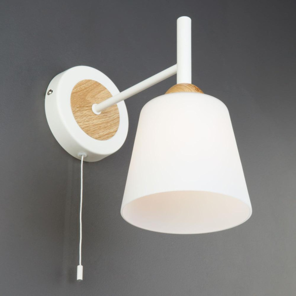 Настенный светильник со стеклянным плафоном 70085/1 белый