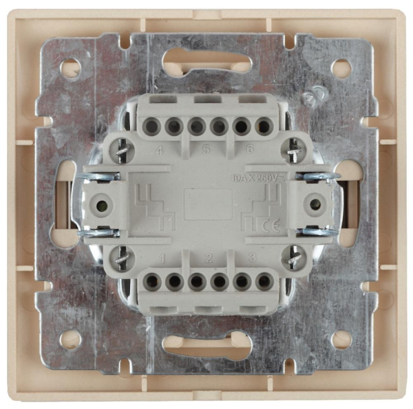 1-106-02 Intro Выключатель тройной, 10А-250В, IP20, СУ, Plano, сл.кость (10/200/2400)