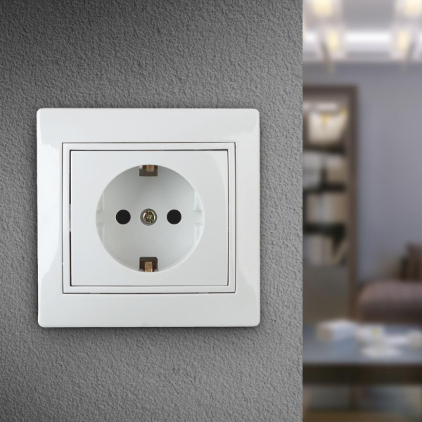 1-202-01 Intro Розетка 2P+E Schuko, 16А-250В, IP20, СУ, Plano, белый (10/200/2000)