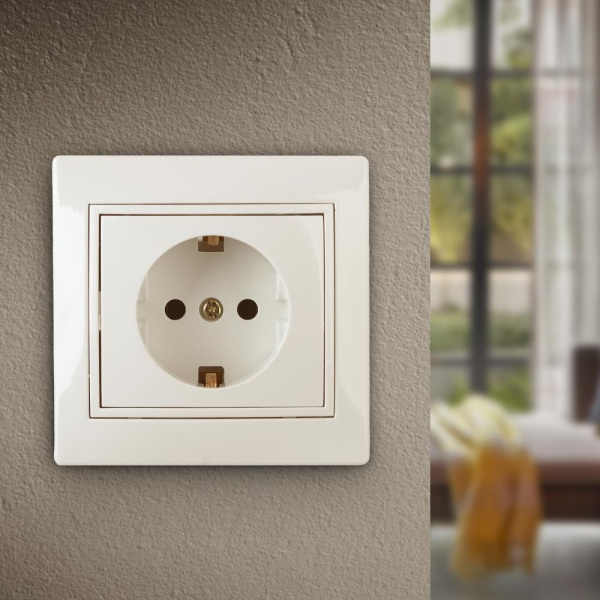 1-202-02 Intro Розетка 2P+E Schuko, 16А-250В, IP20, СУ, Plano, сл.кость (10/200/2000)