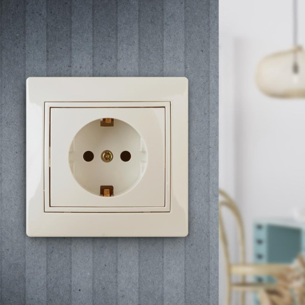 1-206-02 Intro Розетка 2P+E Schuko со шторками, 16А-250В, IP20, СУ, Plano, сл.кость (10/200/2000)
