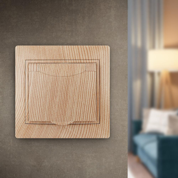 1-203-11 Intro Розетка 2P+E Schuko с крышкой, 16А-250В, IP20, СУ, Plano, сосна (10/100/2500)