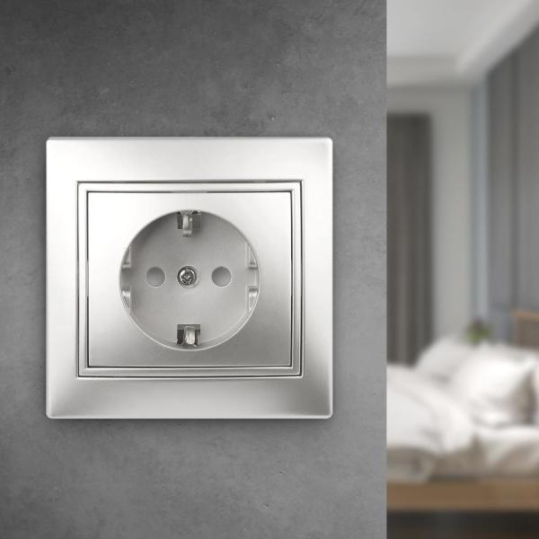 1-206-03 Intro Розетка 2P+E Schuko со шторками, 16А-250В, IP20, СУ, Plano, алюминий (10/200/2000)