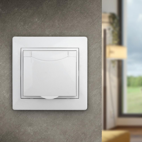 1-207-01 Intro Розетка 2P+E Schuko с крышкой со шторками, 16А-250В, IP42, СУ, Plano, белый (10/100/2500)